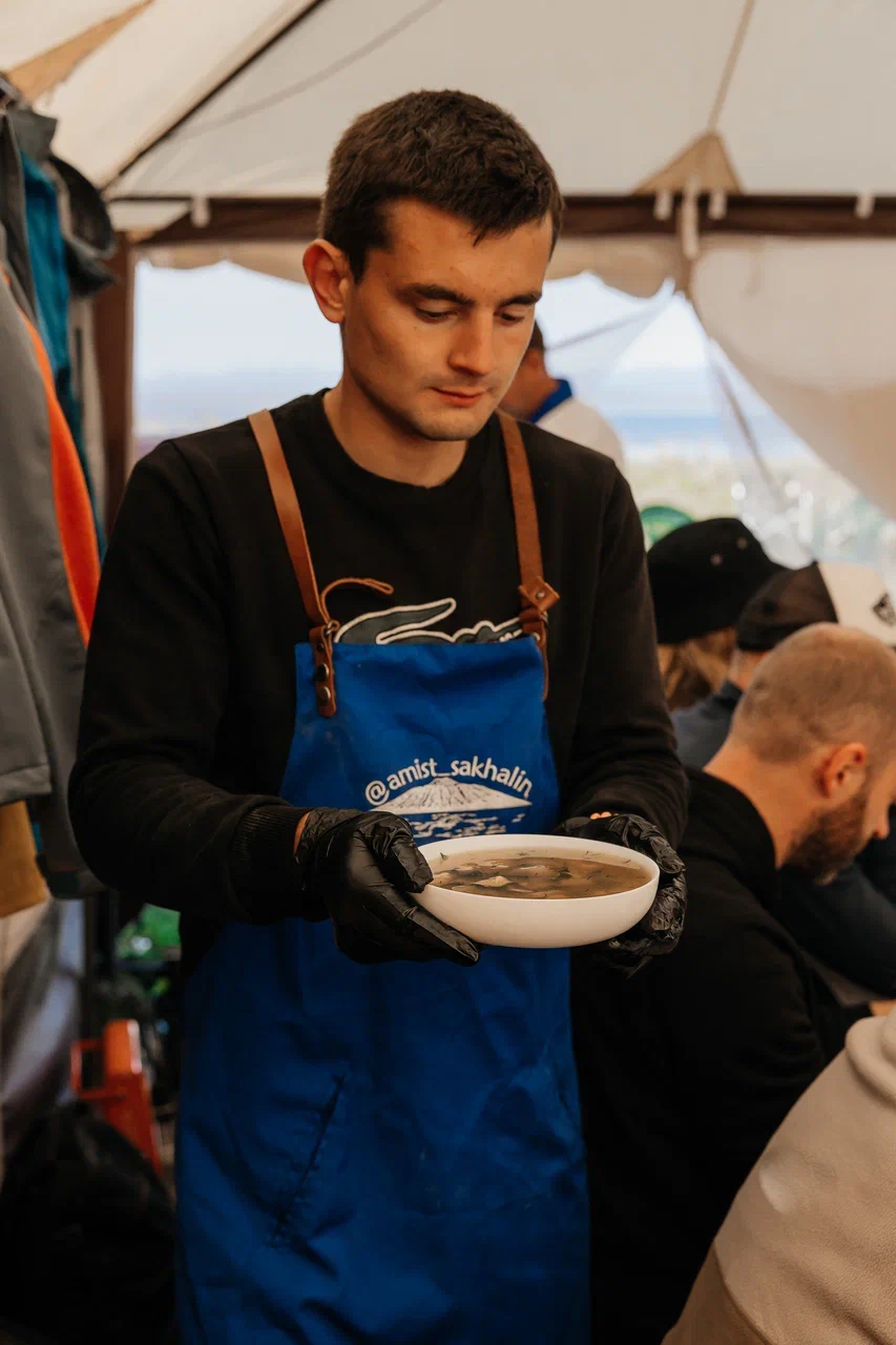 Шеф-повар АМИСТ подаёт уху из свежей рыбы на гастро-туре, Сахалин