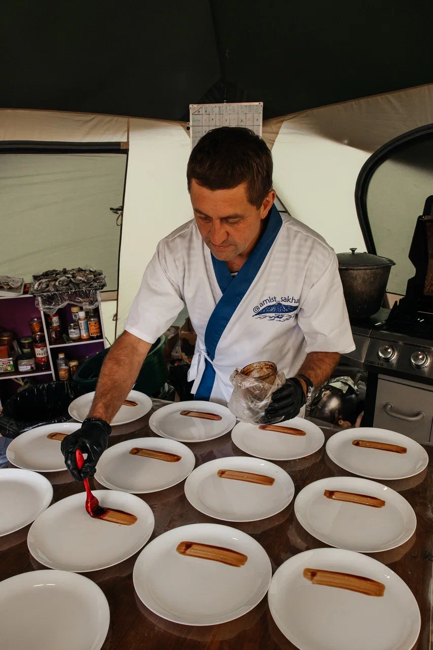 Шеф-повар АМИСТ готовит дегустационные блюда из морепродуктов на берегу, Сахалин