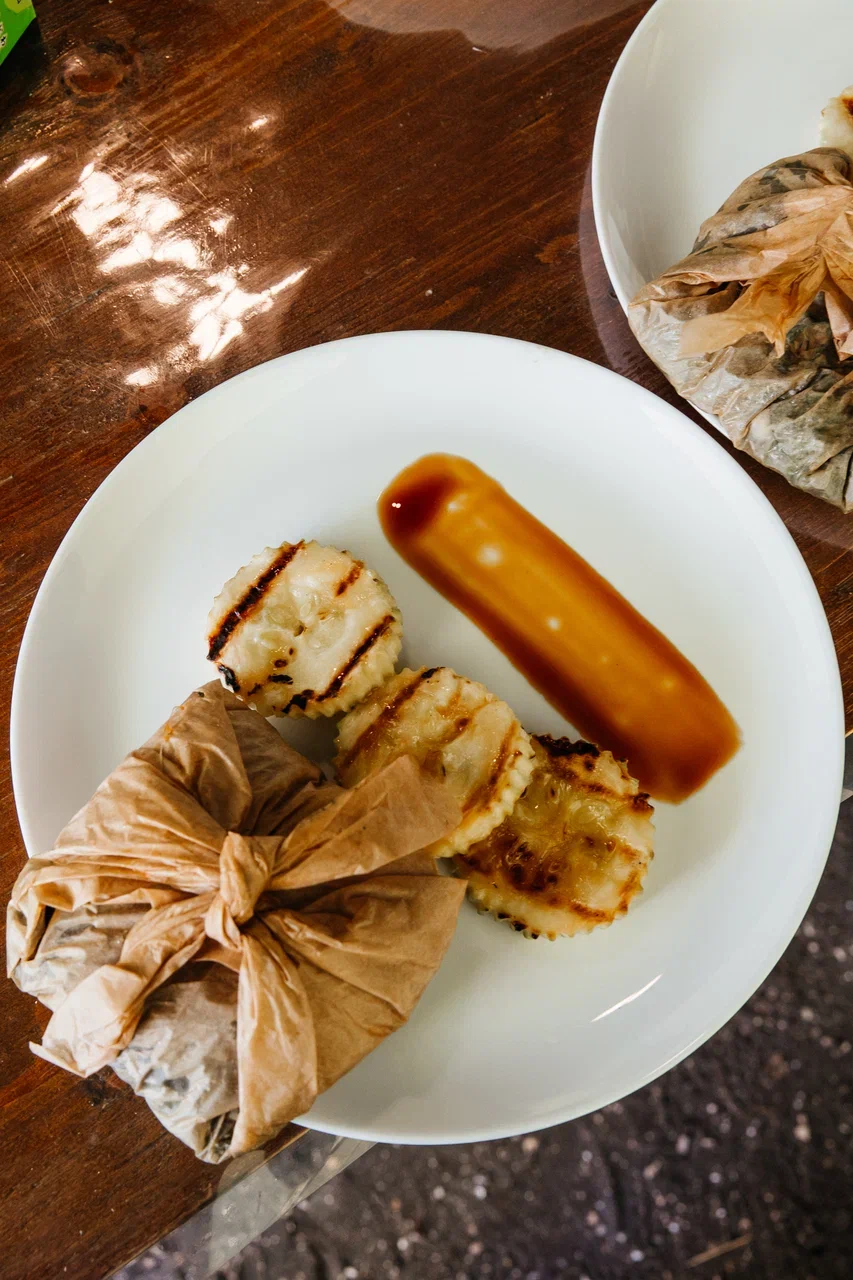 Блюдо из гриль-гребешков с соусом — подача на гастро-туре АМИСТ, Сахалин