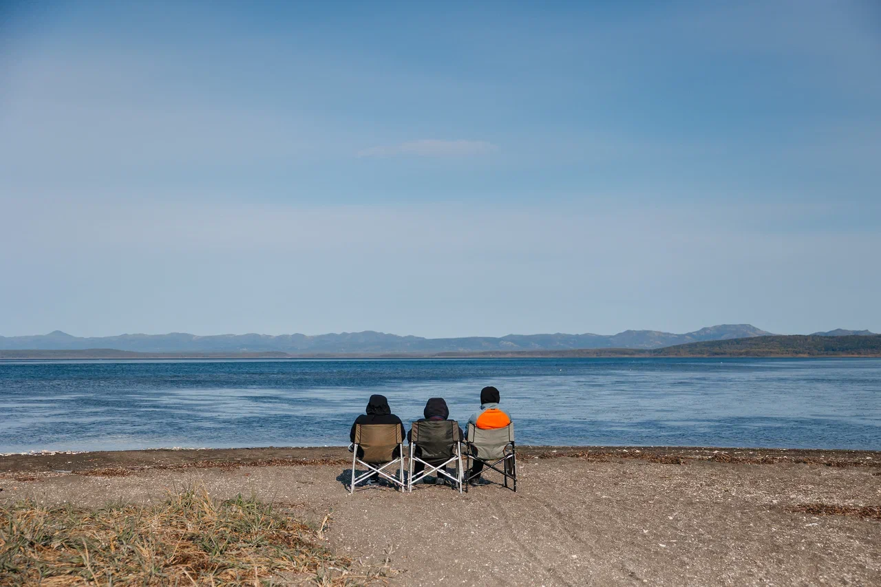 Отдых на берегу лагуны Буссе после гастрономической экскурсии, Сахалин