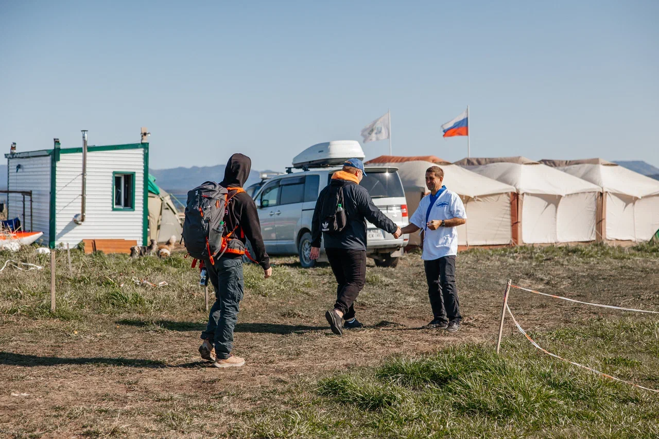Встреча гостей гастро-тура в лагере АМИСТ на берегу лагуны Буссе, Сахалин