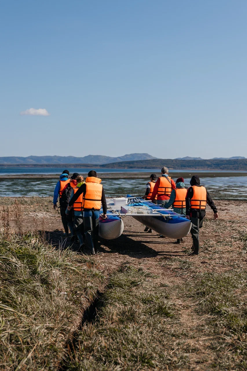 Группа туристов спускает лодки к лагуне Буссе на гастро-экскурсии АМИСТ