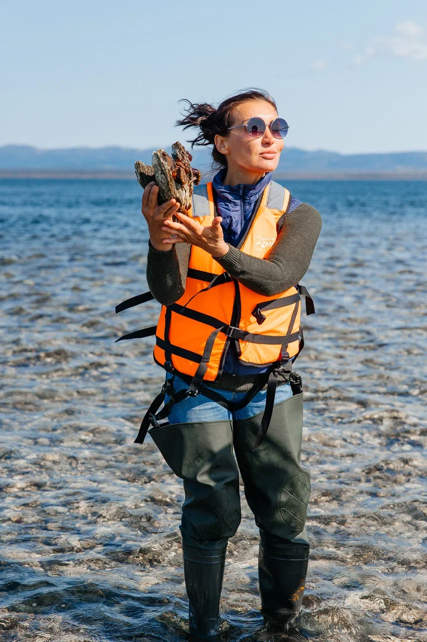 Сбор диких устриц в лагуне Буссе — участница гастро-тура АМИСТ, Сахалин