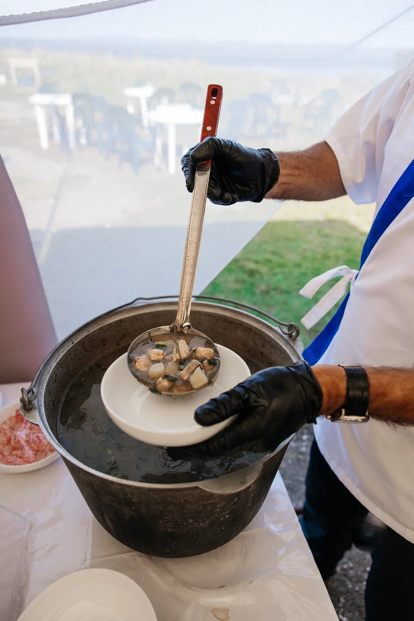 Приготовление ухи в котле на открытом огне — шеф-повар гастро-тура АМИСТ