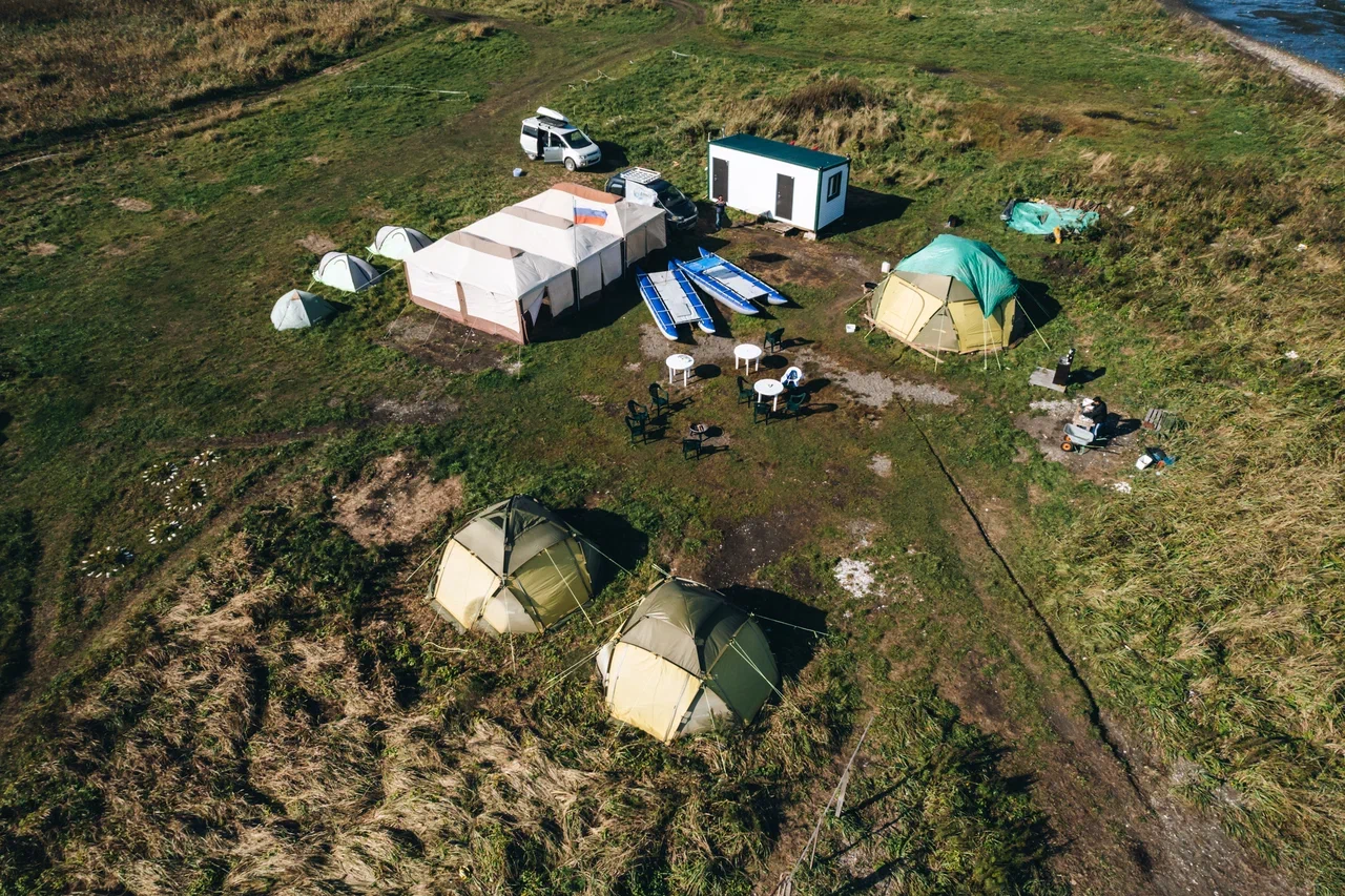 Лагерь гастро-тура АМИСТ с высоты — палатки и кухня на берегу лагуны Буссе, Сахалин