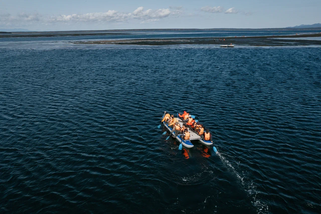 Лодка с туристами на лагуне Буссе — морская прогулка на гастро-туре АМИСТ, Сахалин