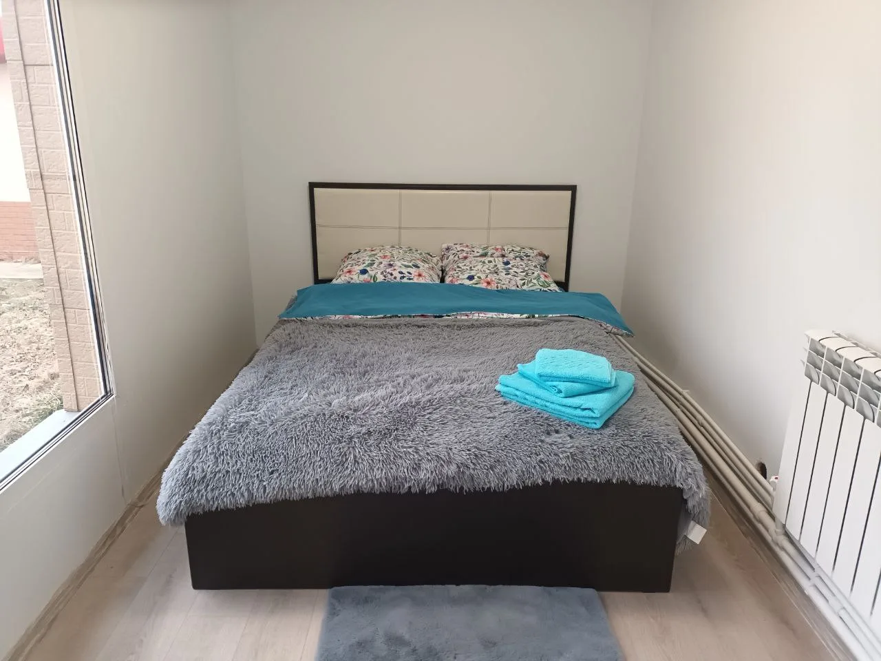 Обеденная зона и уютный интерьер базы отдыха Буссе, Корсаковский район