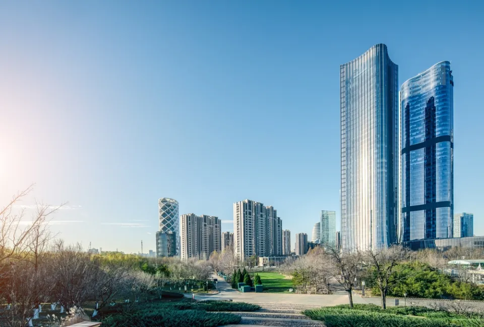 北京朝阳望京商务区——众多企业总部汇聚，现代建筑风格突出。