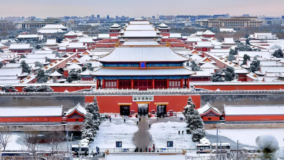 冬日北京紫禁城——故宫殿顶覆雪的壮美景致