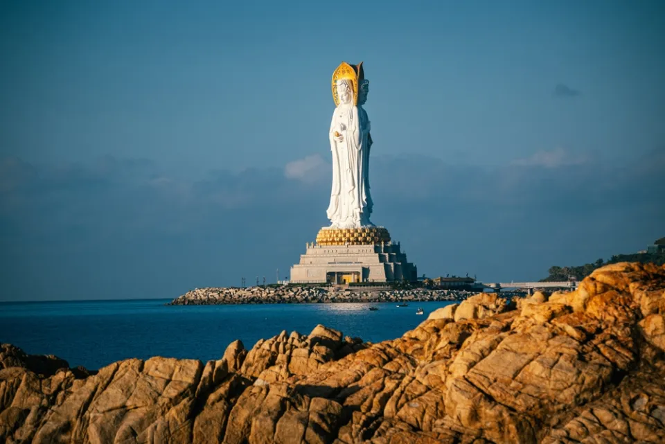 108-метровая статуя богини Гуаньинь в храмовом комплексе Наньшань, Хайнань