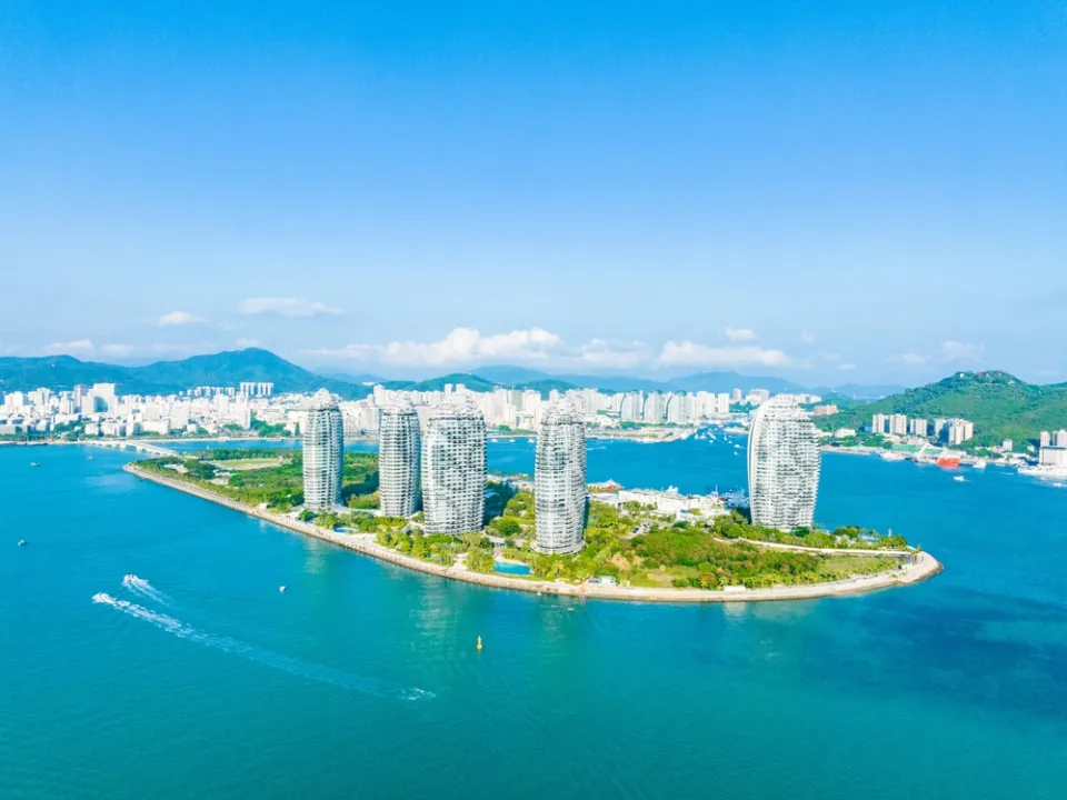 Панорама Саньи с высоты — главный курортный город Хайнаня