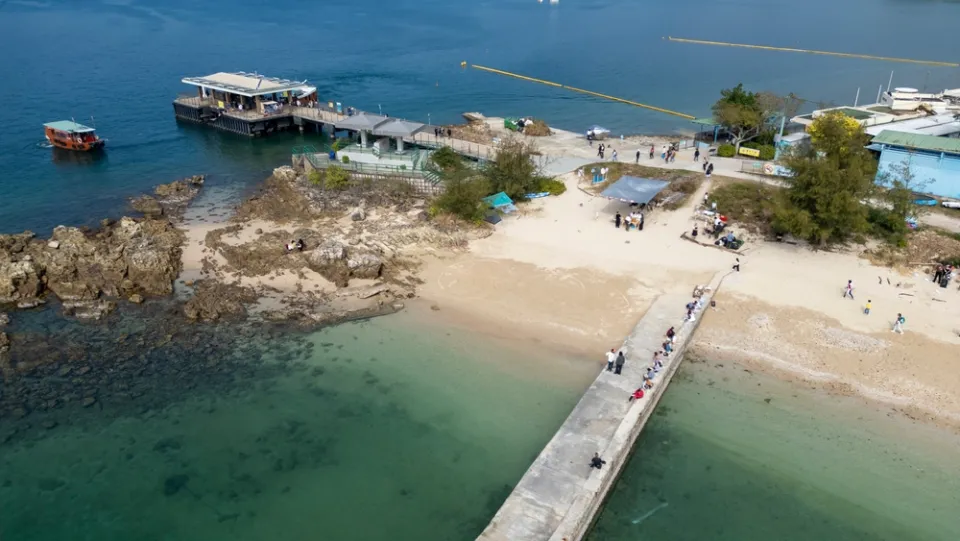 香港地质公园锐角岛——火山岩石与碧绿海水