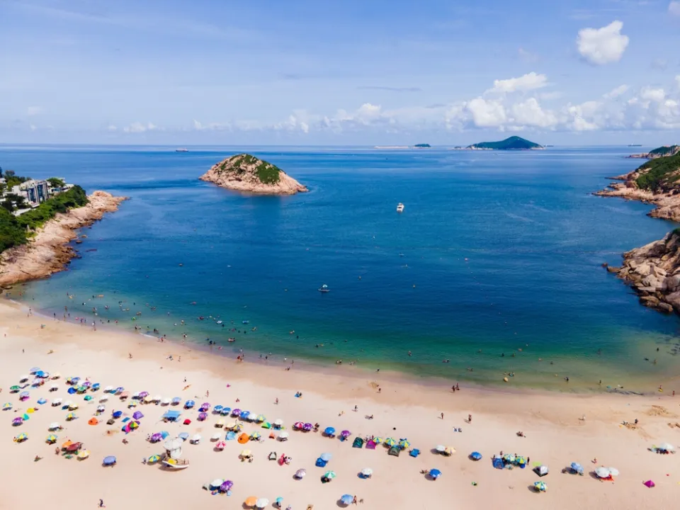 石澳海滩——碧蓝海水与金色沙滩相映成趣的宁静海湾