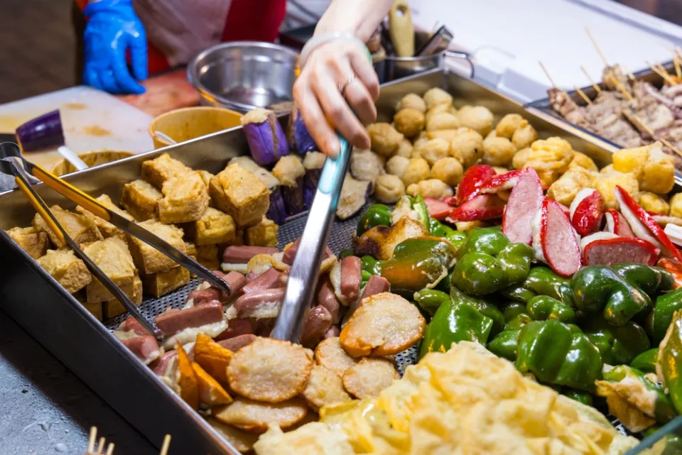 Уличная еда тур по Монгкоку — ночные рынки Гонконга