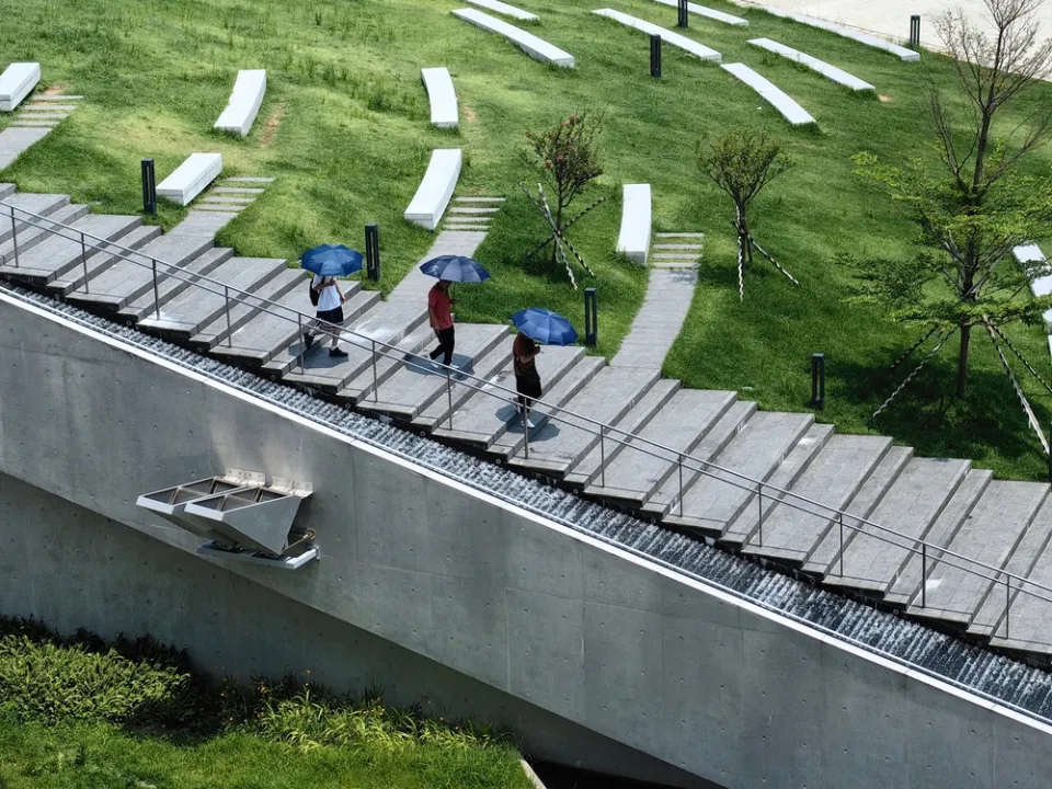 苏豪区街头楼梯——霓虹招牌间的市井生活
