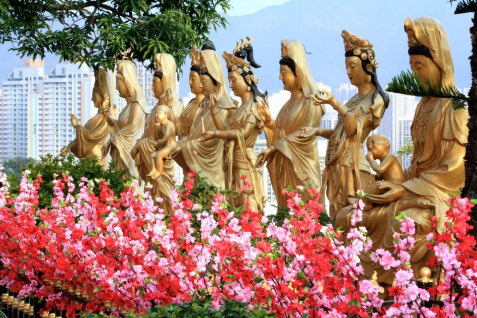 香港万佛寺——沿阶梯排列的金色佛像