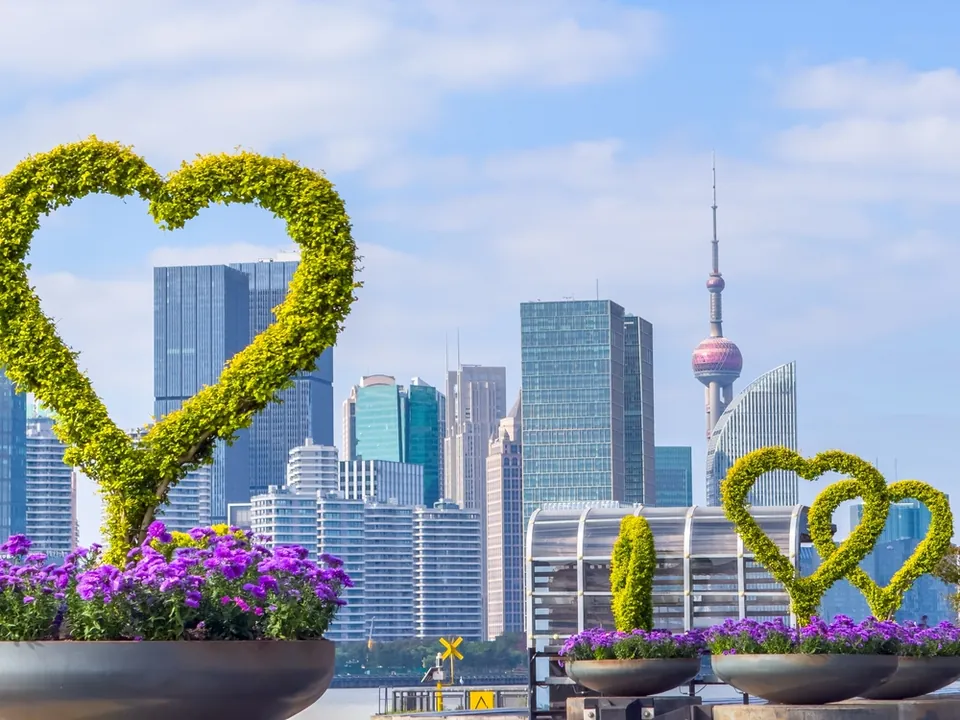 Площадь с инсталляцией в виде сердец — арт-объект Шанхая