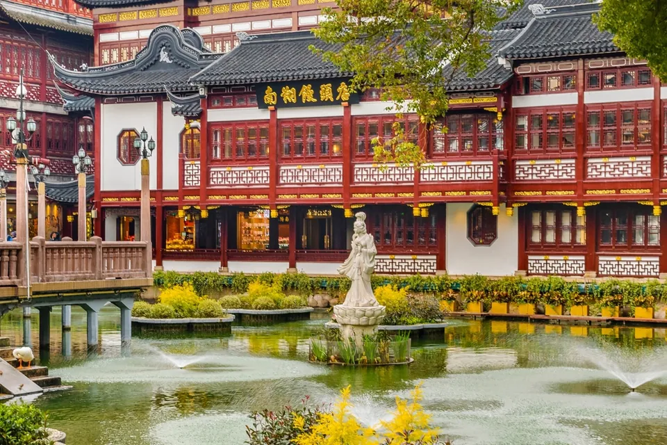 Городской пейзаж Шанхая — небоскрёбы Пудуна днём