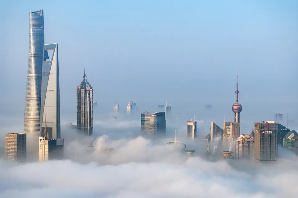 Небоскрёбы Шанхая в тумане — башня Цзиньмао и Shanghai Tower