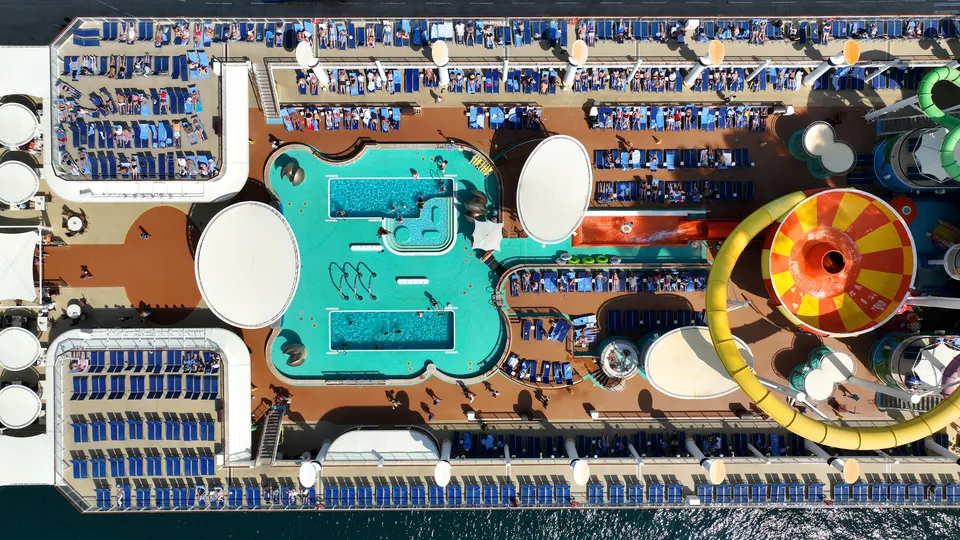 Бассейны и аквапарк на верхней палубе круизного лайнера