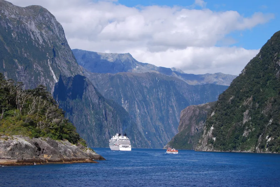 Круизный корабль среди горных фьордов