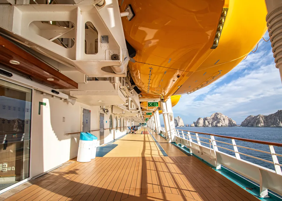 Прогулочная палуба круизного лайнера с видом на скалы