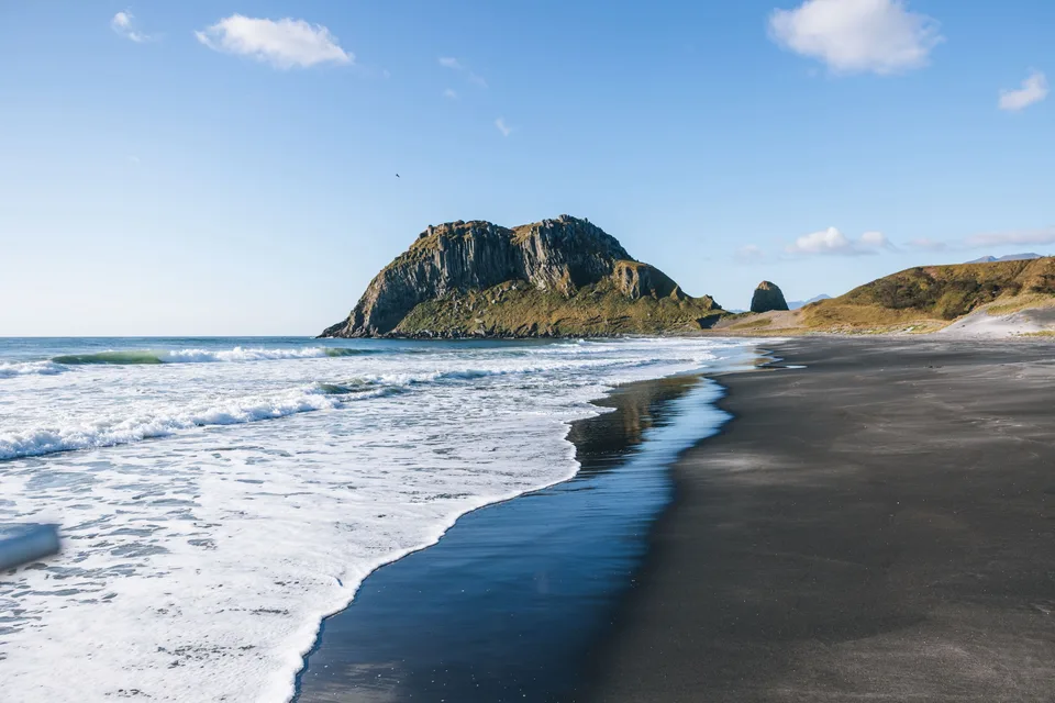 Белые скалы — пемзовые обрывы над Тихим океаном