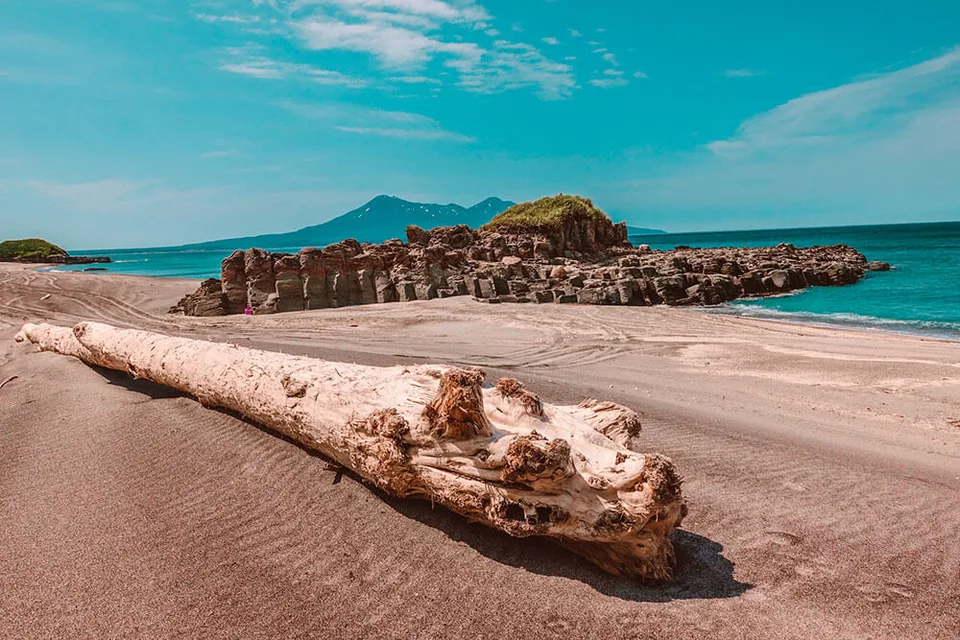 Прибрежные скалы Итурупа с моря