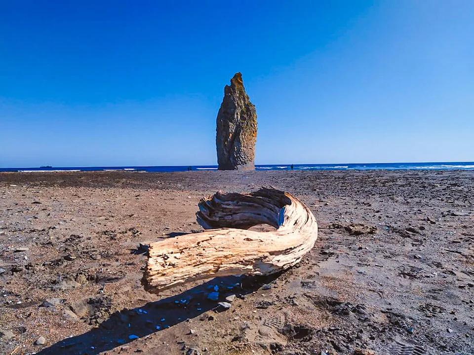 Чёртов палец, кекур на острове Кунашир