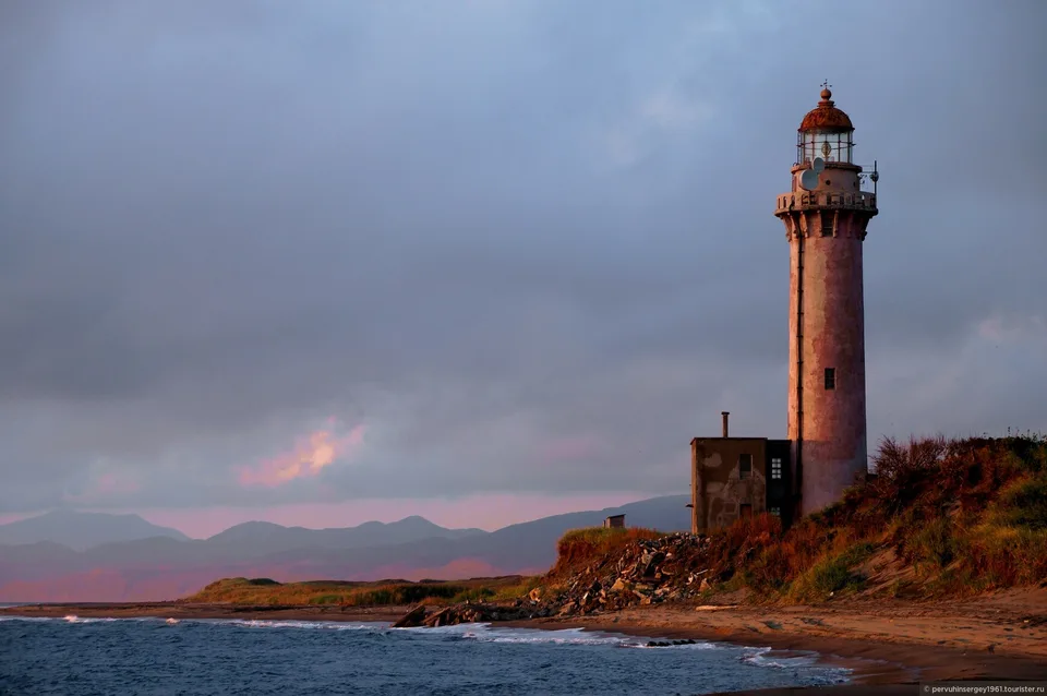 Маяк Слепиковского на фоне побережья Сахалина