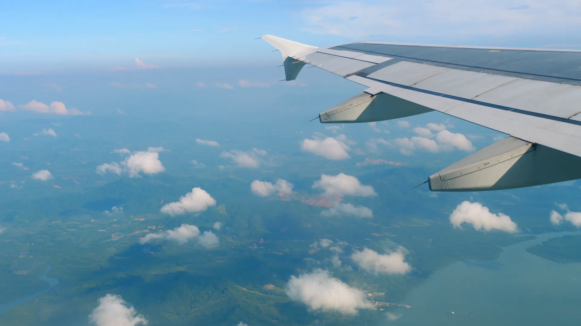 Вид из иллюминатора самолёта на побережье — авиабилеты от АМИСТ