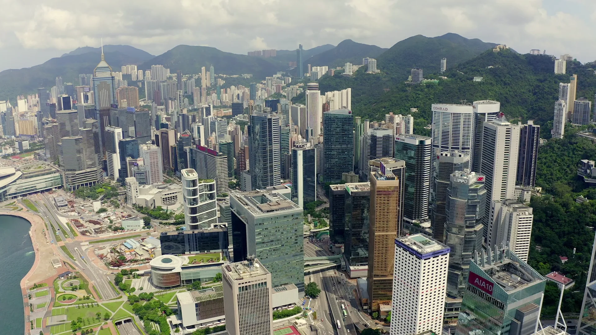 香港夜间全景——从高处俯瞰灯火辉煌的摩天大楼与维多利亚港夜色。