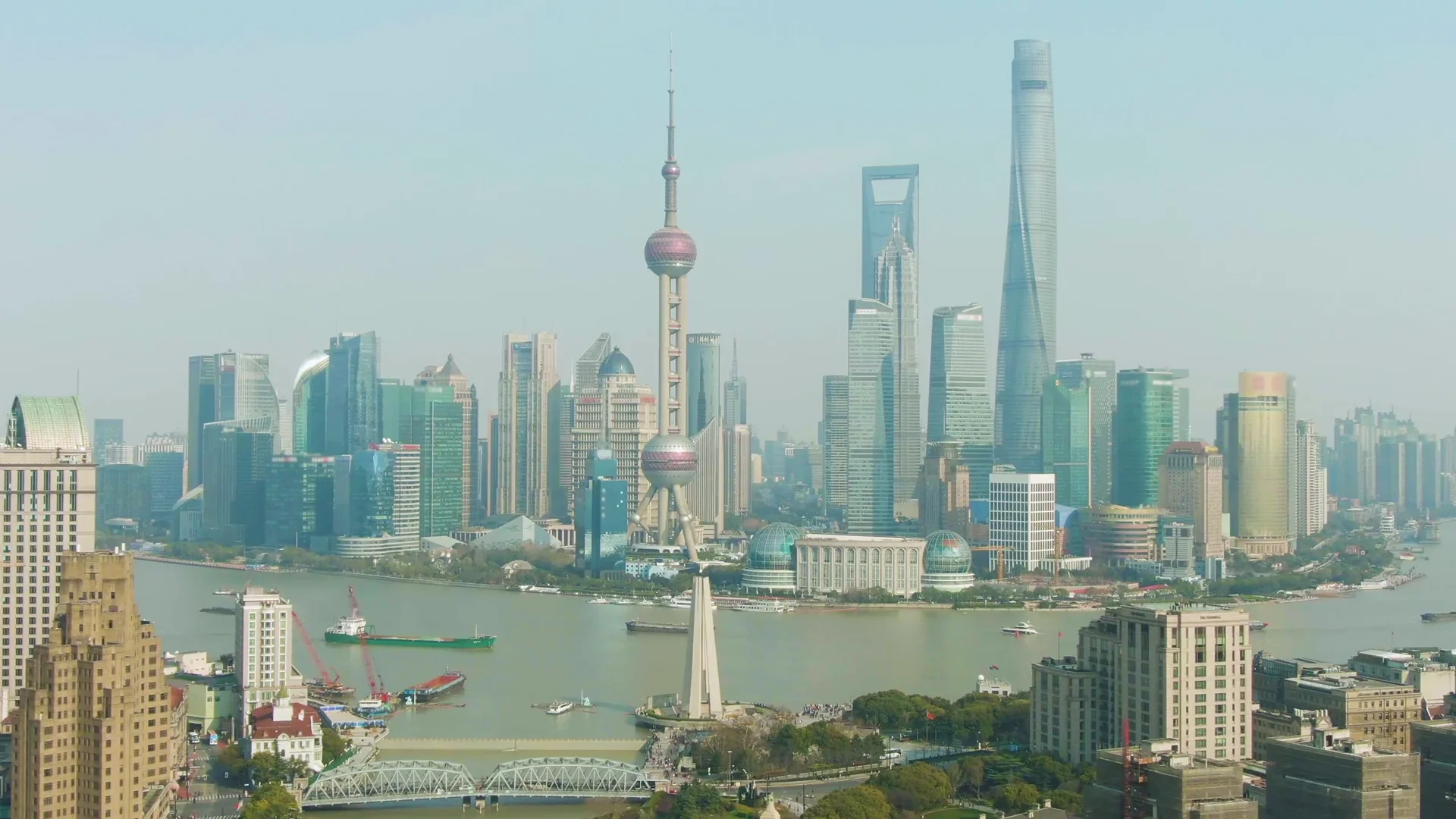 Шанхай — набережная Бунд и небоскрёбы района Пудун на закате