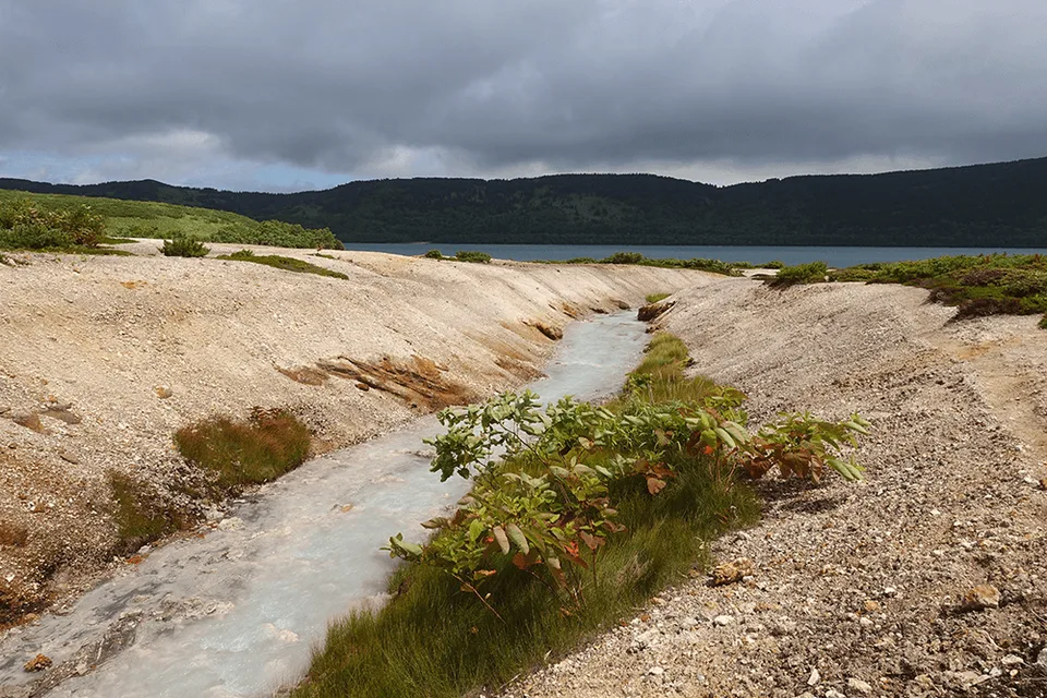 戈洛夫宁破火山口