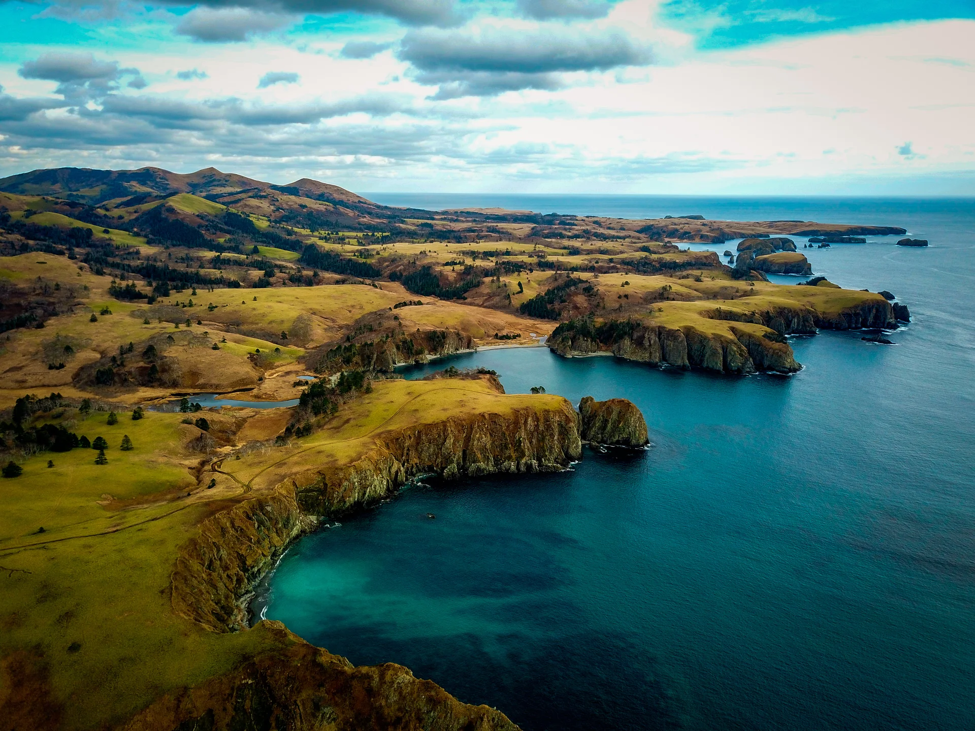 小千岛群岛中的岛屿——27×13公里，412米山峰，1994年地震断裂带与世界尽头角