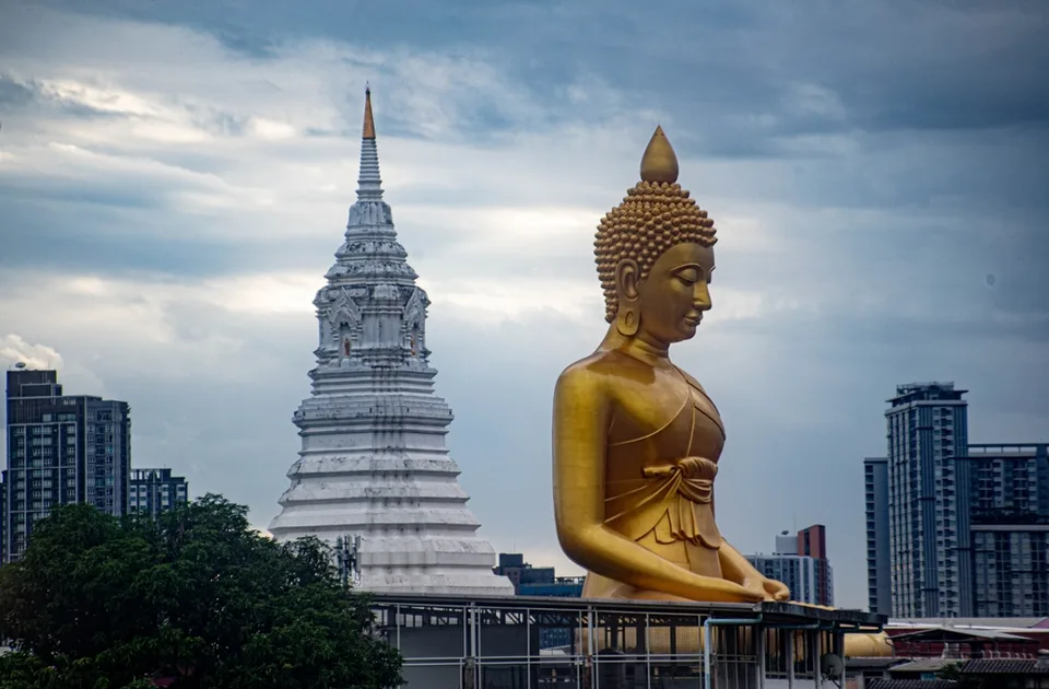 Будда Дхаммакая в храме Ват Пакнам