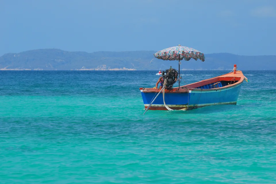 Лодка в бирюзовом море у побережья Паттайи