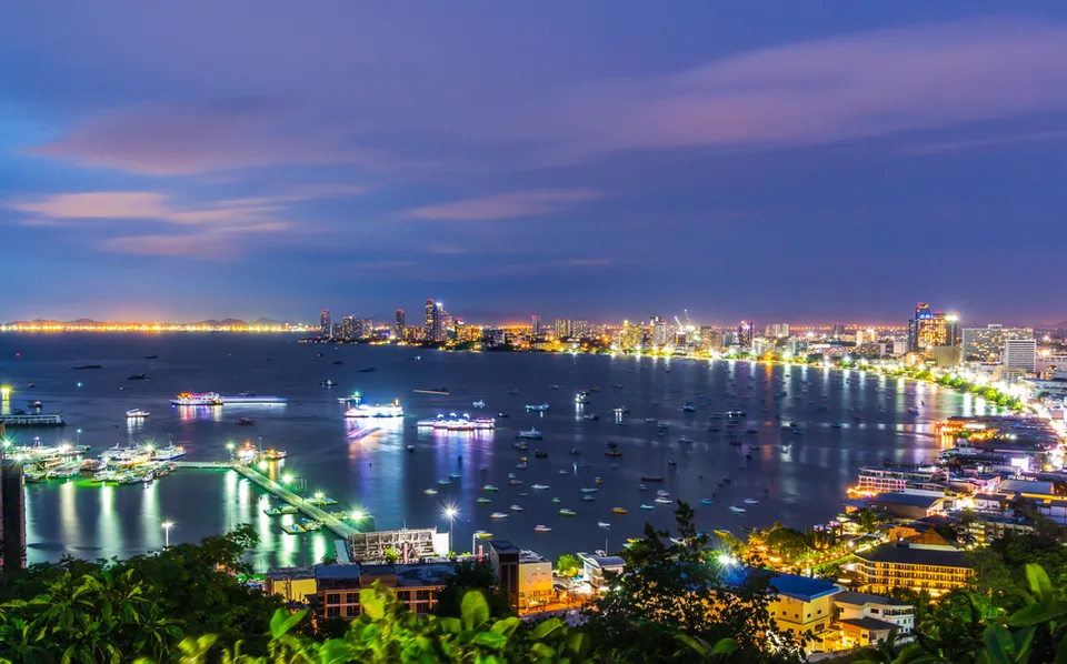 Ночная Паттайя — огни набережной