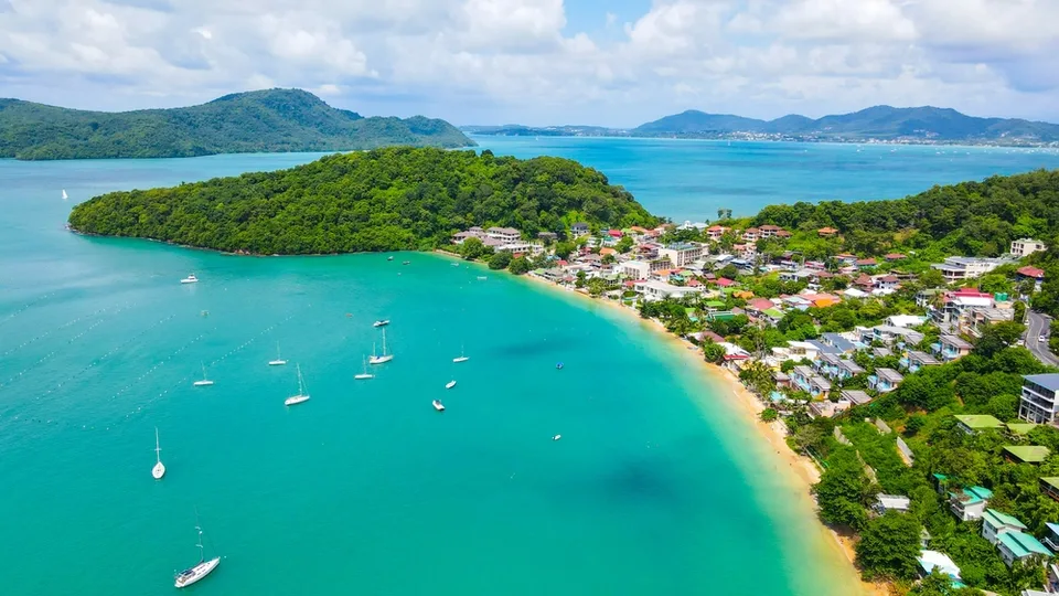 Каяк среди известняковых скал залива Пханг-Нга на закате