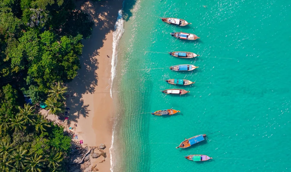 Кристально чистая бирюзовая вода у островов Пи-Пи
