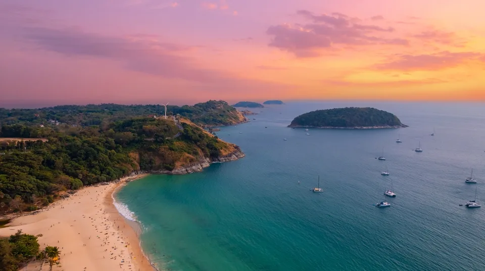 Пляж Най Харн — тихий залив на юге острова