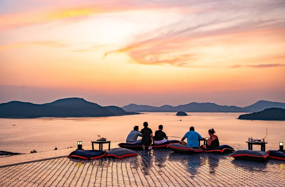 Закат на пляже Ката, розовое небо над Андаманским морем