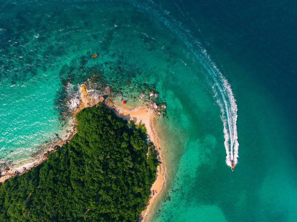 Лодки на пляже Самуи с высоты