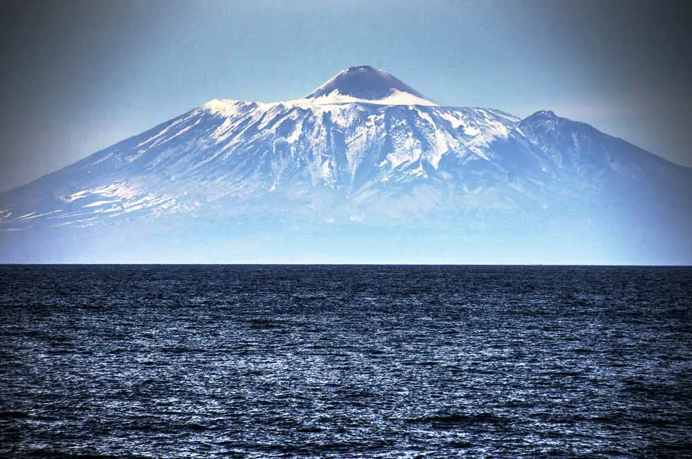 Курильские острова — вулканы и Белые Скалы