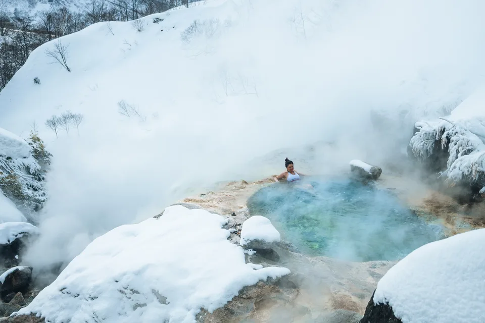Зимний Итуруп — горячие источники в снегу