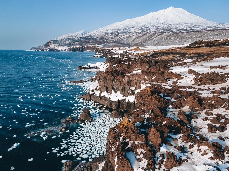 Зимние Курилы — заснеженные вулканы над океаном