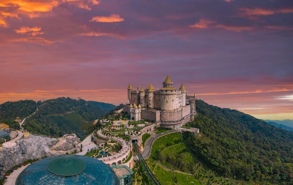 Замок Бана Хиллз на восходе