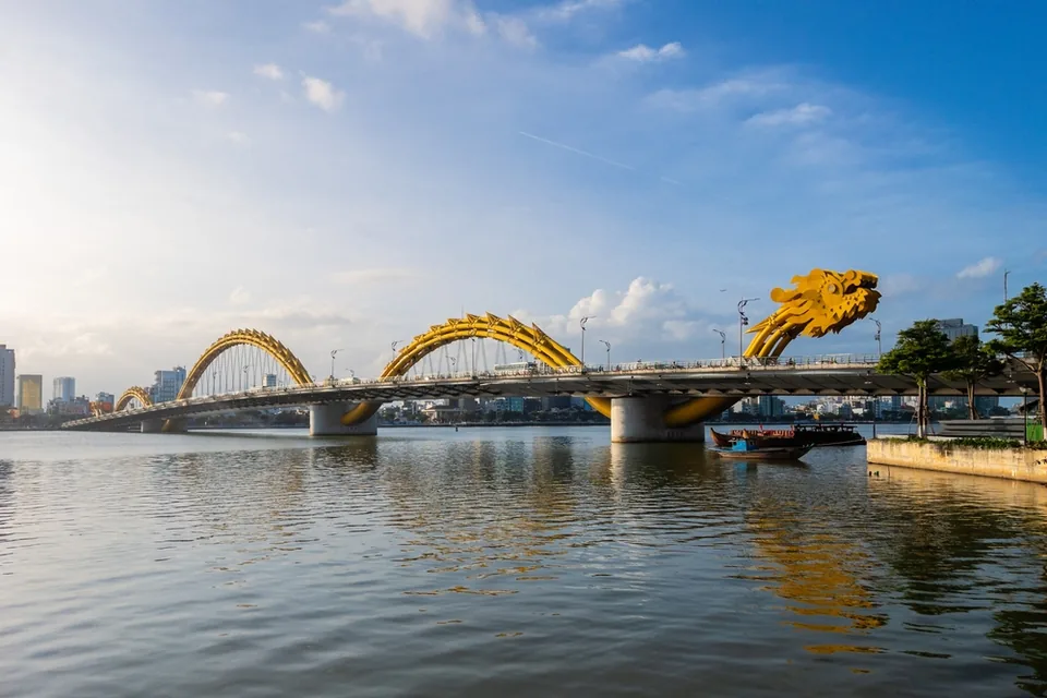 Мост Дракона через реку Хан на закате