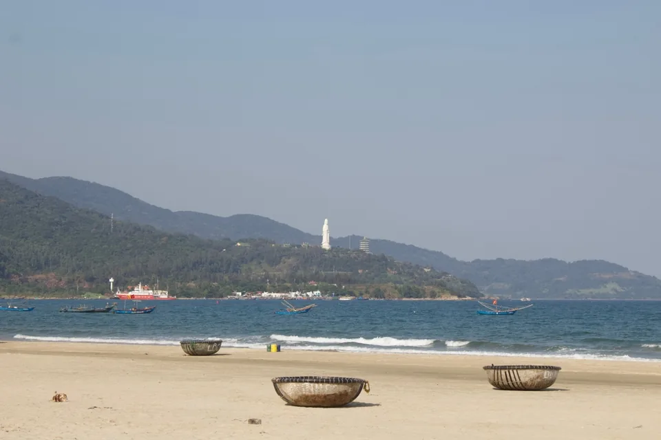 Песчаный пляж Дананга с видом на горы