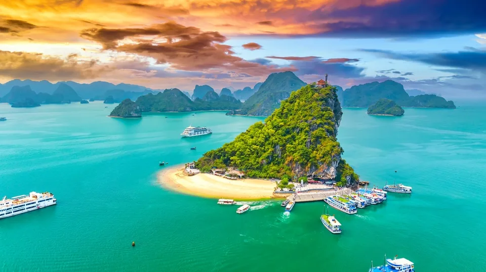 Закат над одиноким островом в заливе Халонг